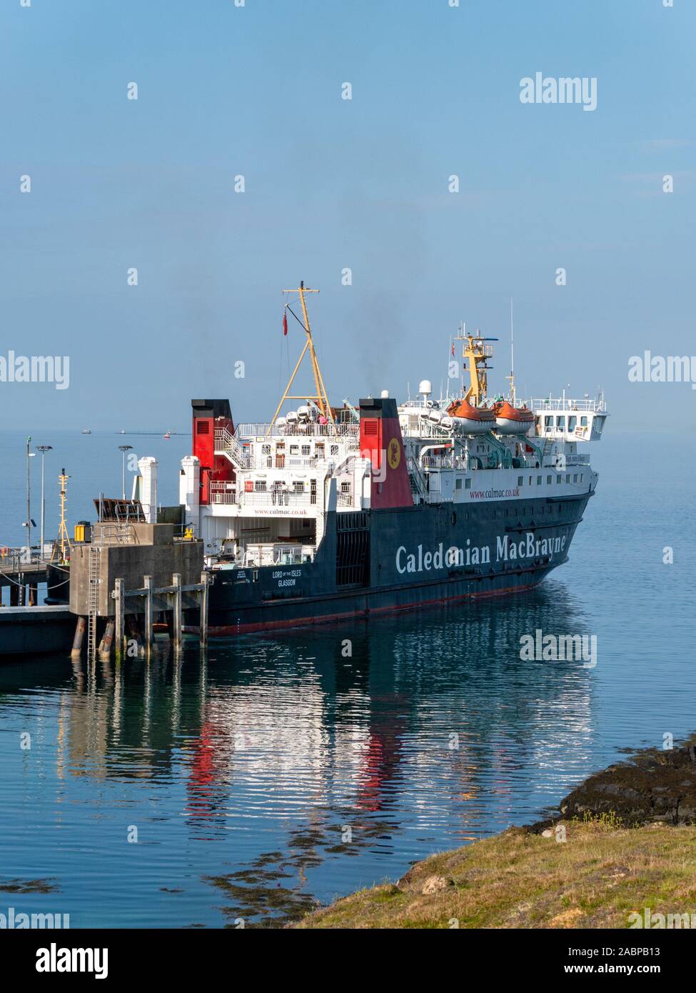 Oban à Colonsay Caledonian MacBrayne car ferry 'MV Lord of the Isles' amarré au port de Scalasaig, île de Colonsay, Écosse, Royaume-Uni Banque D'Images