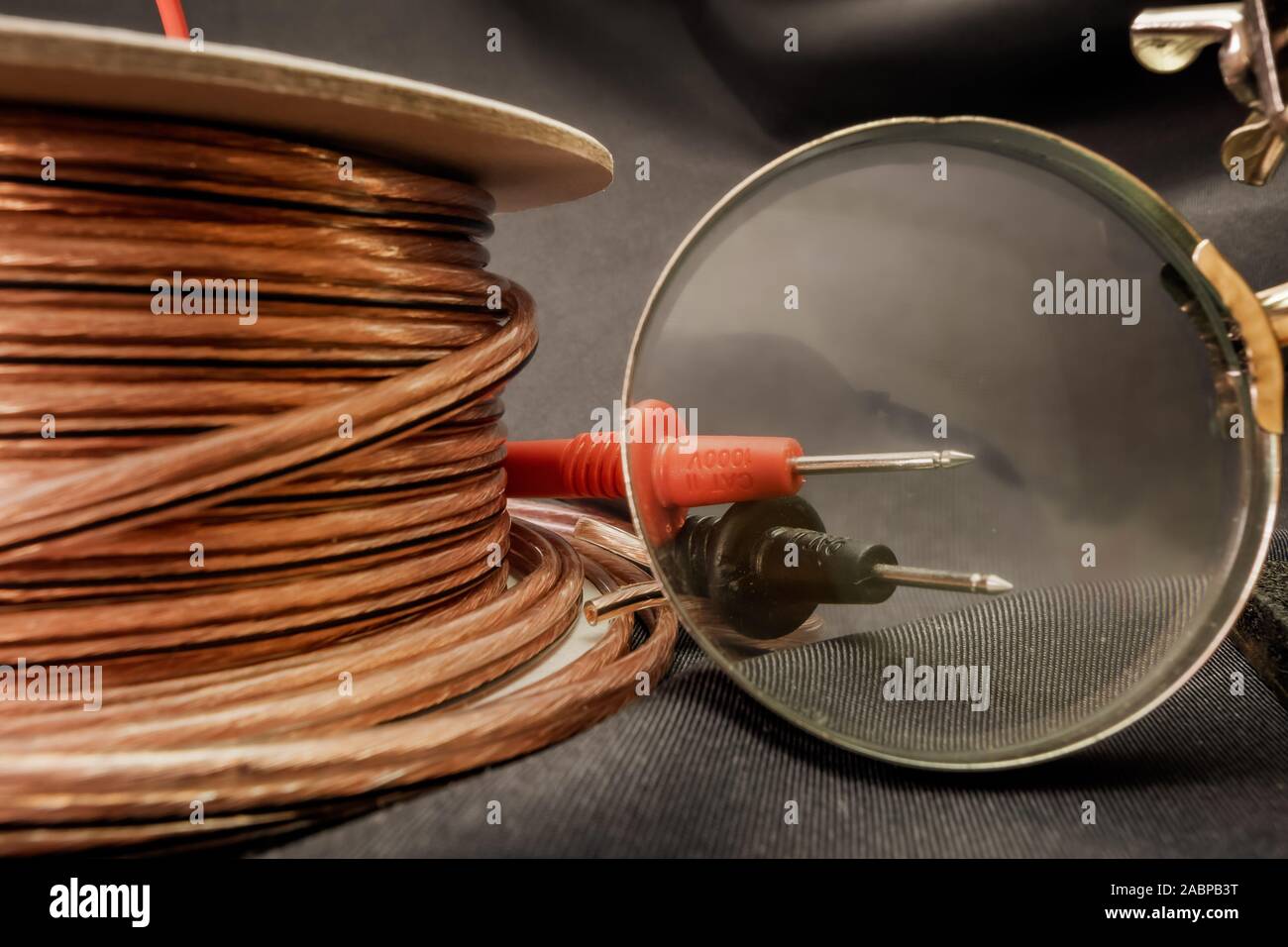 Rouleau de câble isolé sur fond gris avec loupe Banque D'Images