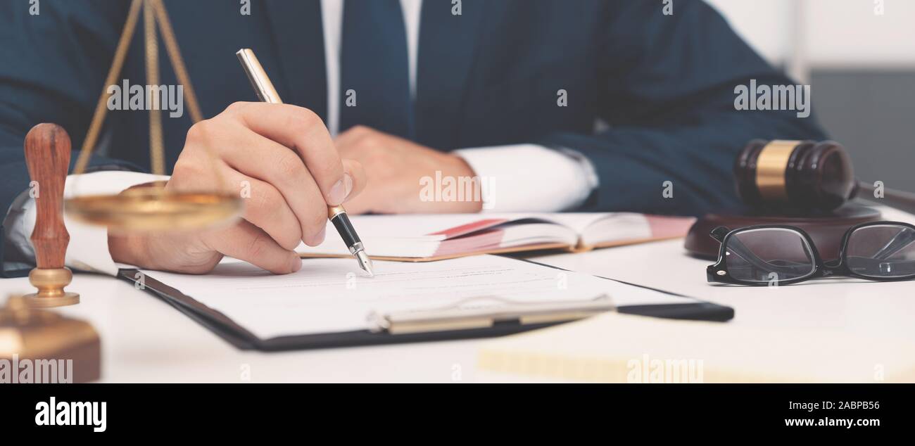 Avocat ou procureur travaillant avec des papiers de bureau. Concept du droit et de la justice. Banque D'Images