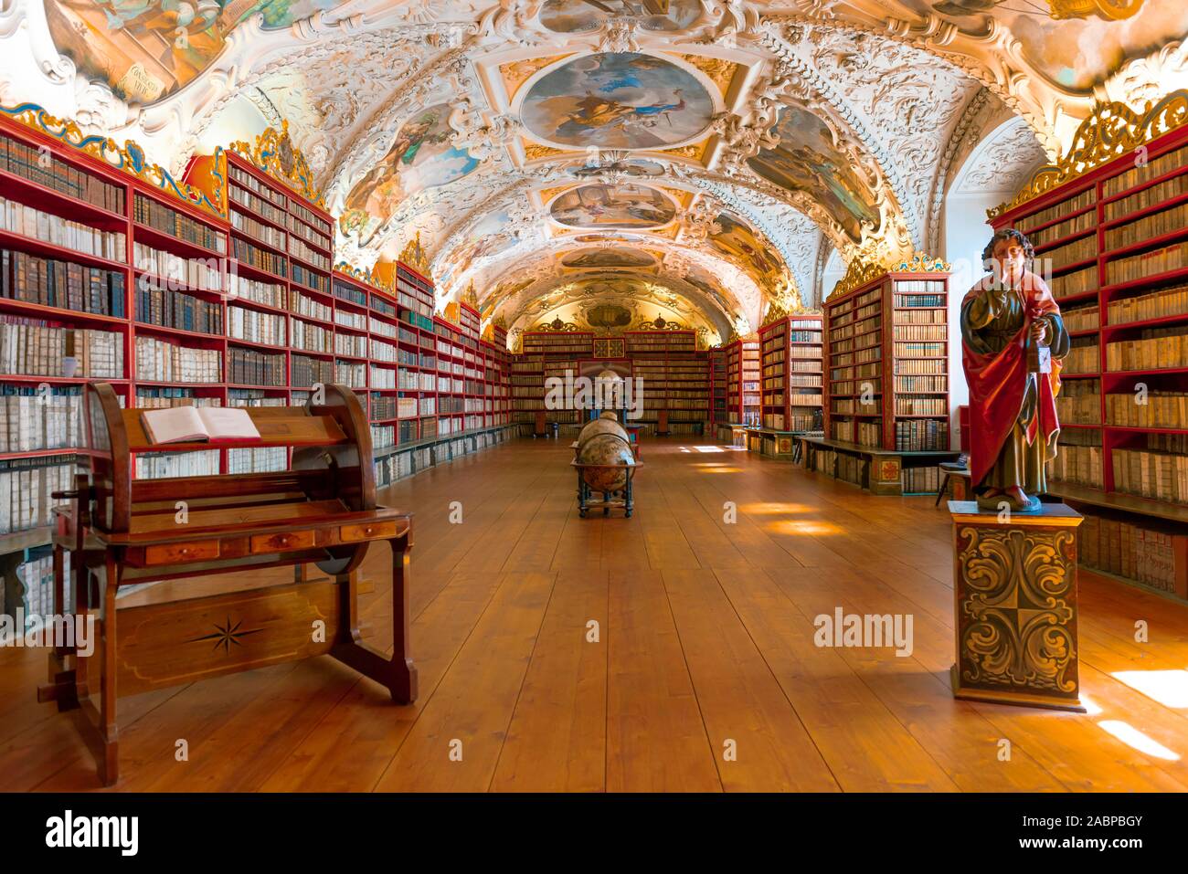 Hall de la théologie, de globes et de livres historiques, bibliothèque de Strahov, le monastère de Strahov, Hrad ?any, Prague, République Tchèque Banque D'Images