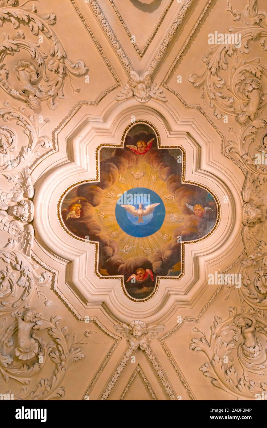 Plafond en stuc avec fresque au plafond avec colombe de la paix, le monastère de Strahov, Hrad ?any, Prague, République Tchèque Banque D'Images
