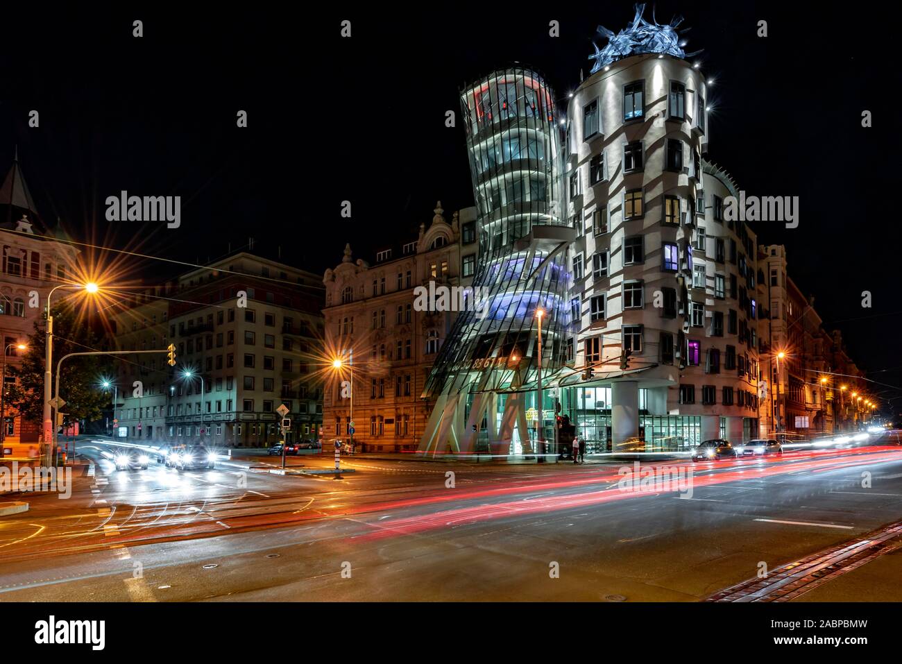 Maison Dansante, Ginger et Fred, l'architecte Frank Gehry, les sentiers de la lumière, nuit, Prague, République Tchèque Banque D'Images