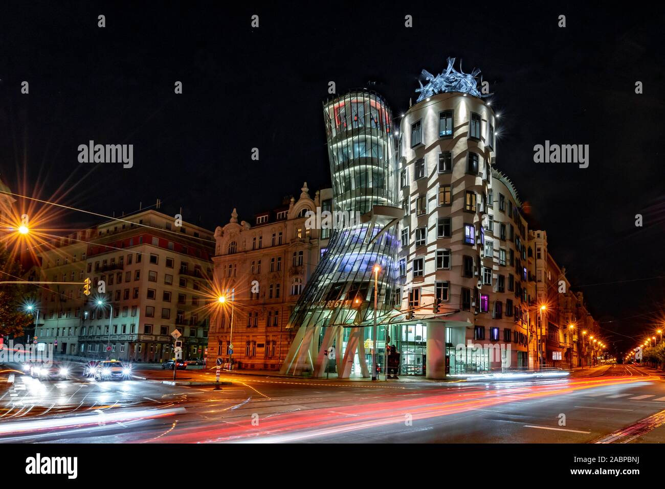 Maison Dansante, Ginger et Fred, l'architecte Frank Gehry, les sentiers de la lumière, nuit, Prague, République Tchèque Banque D'Images