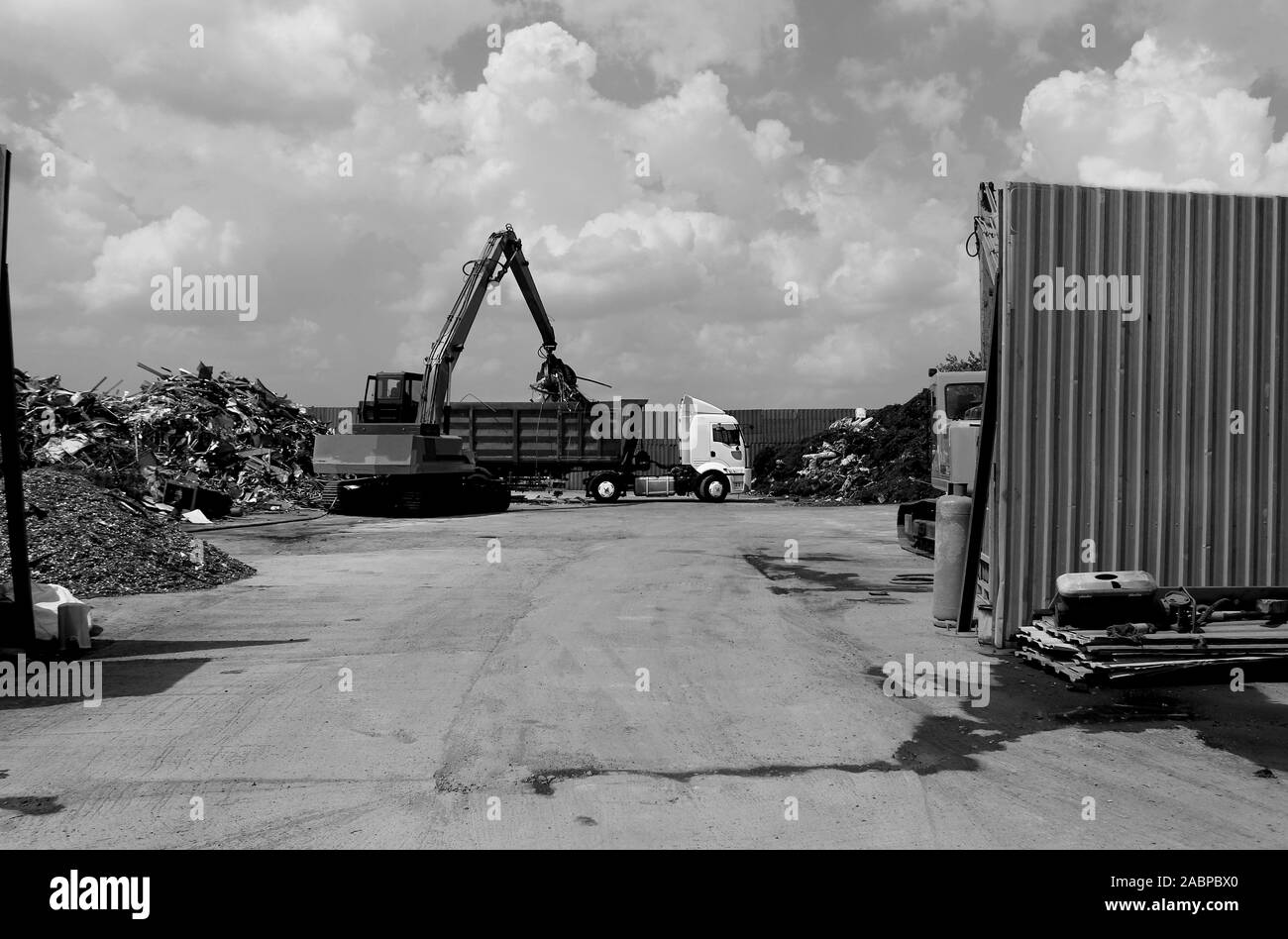 Photo en noir et blanc d'un camion de matières recyclables dans un camion Banque D'Images