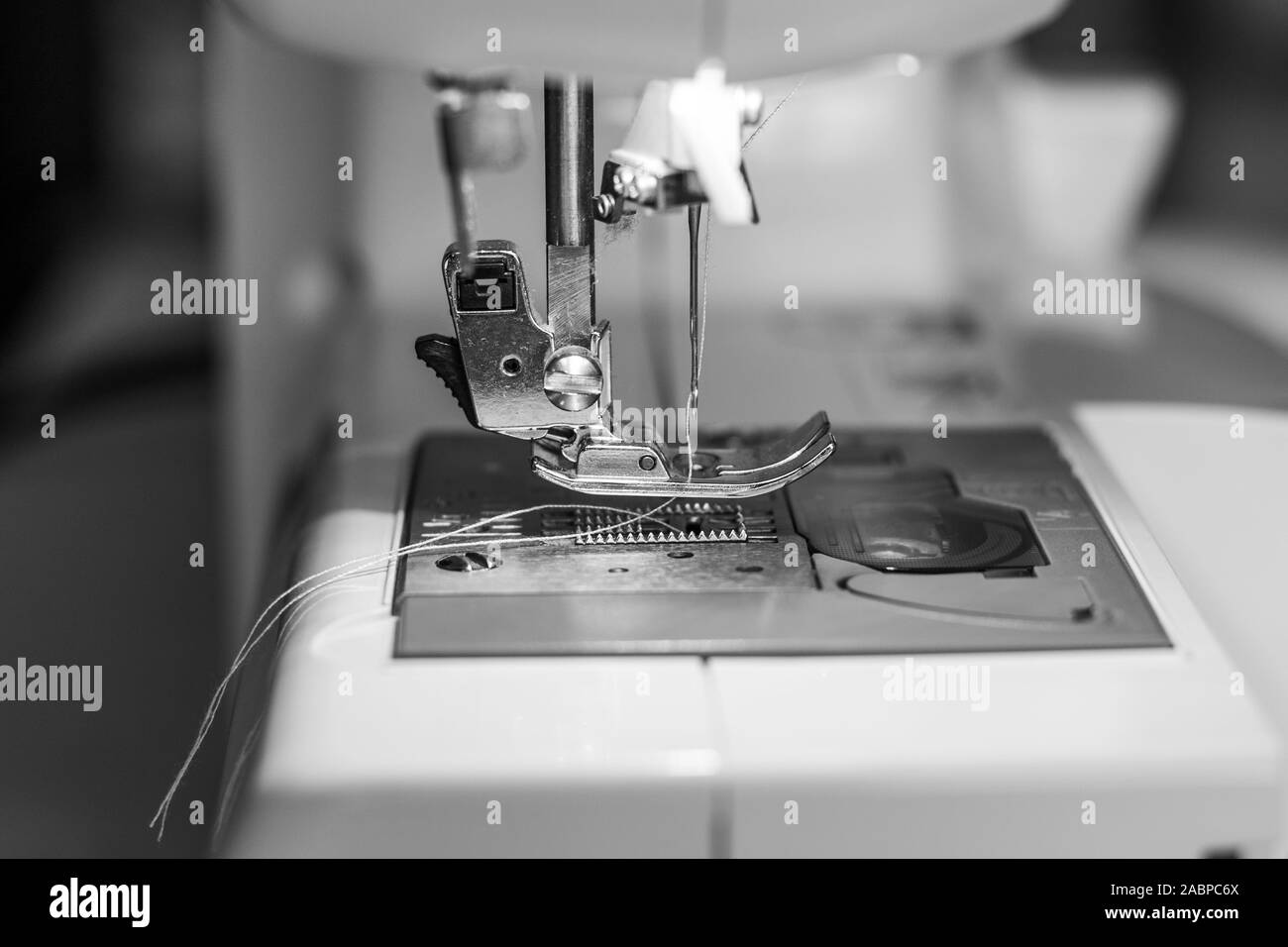 Gros plan machine à coudre, image conceptuelle de travail de conception, mode noir et blanc avec espace vide pour le texte Banque D'Images