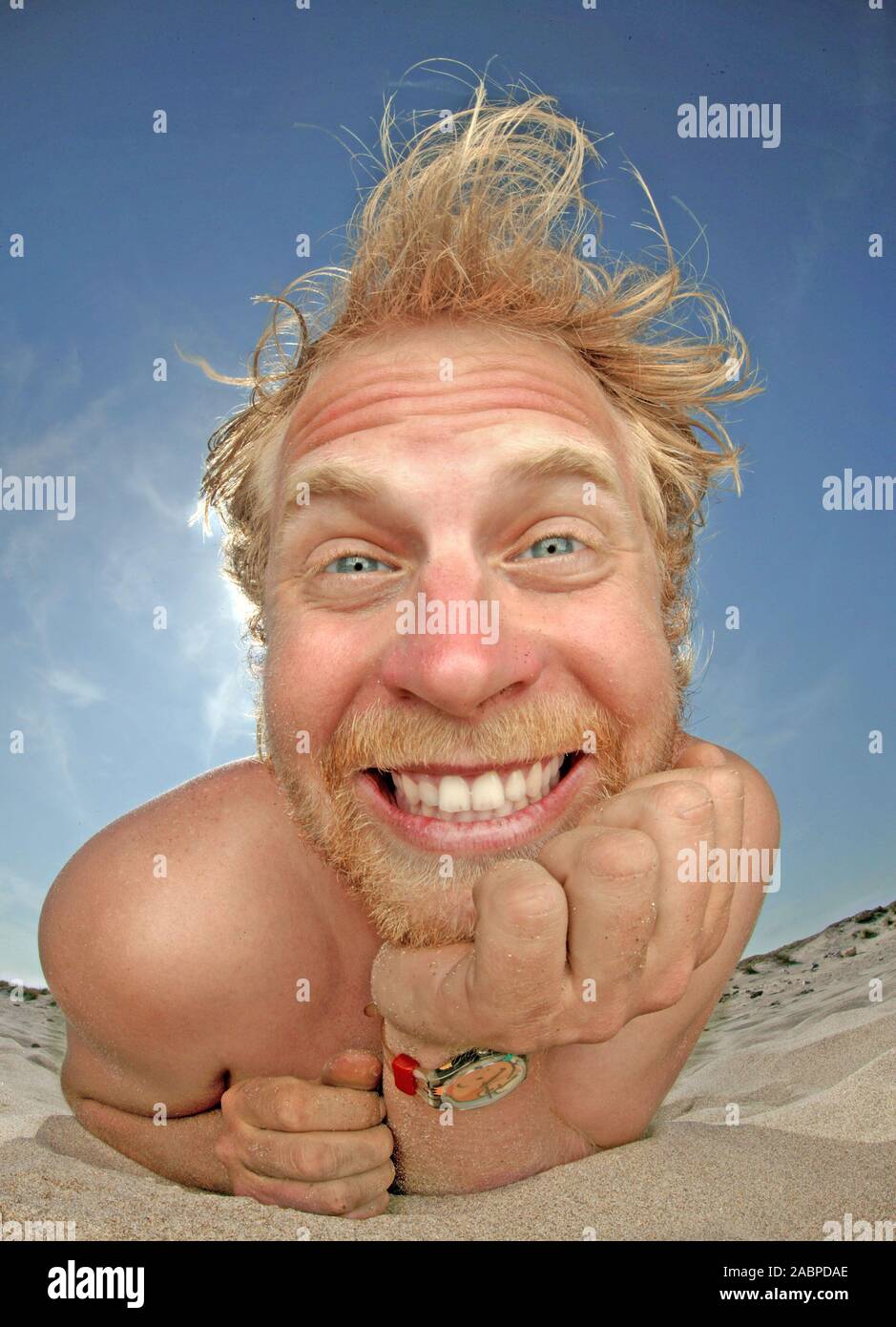 Junger Mann schneidet Grimassen Banque D'Images