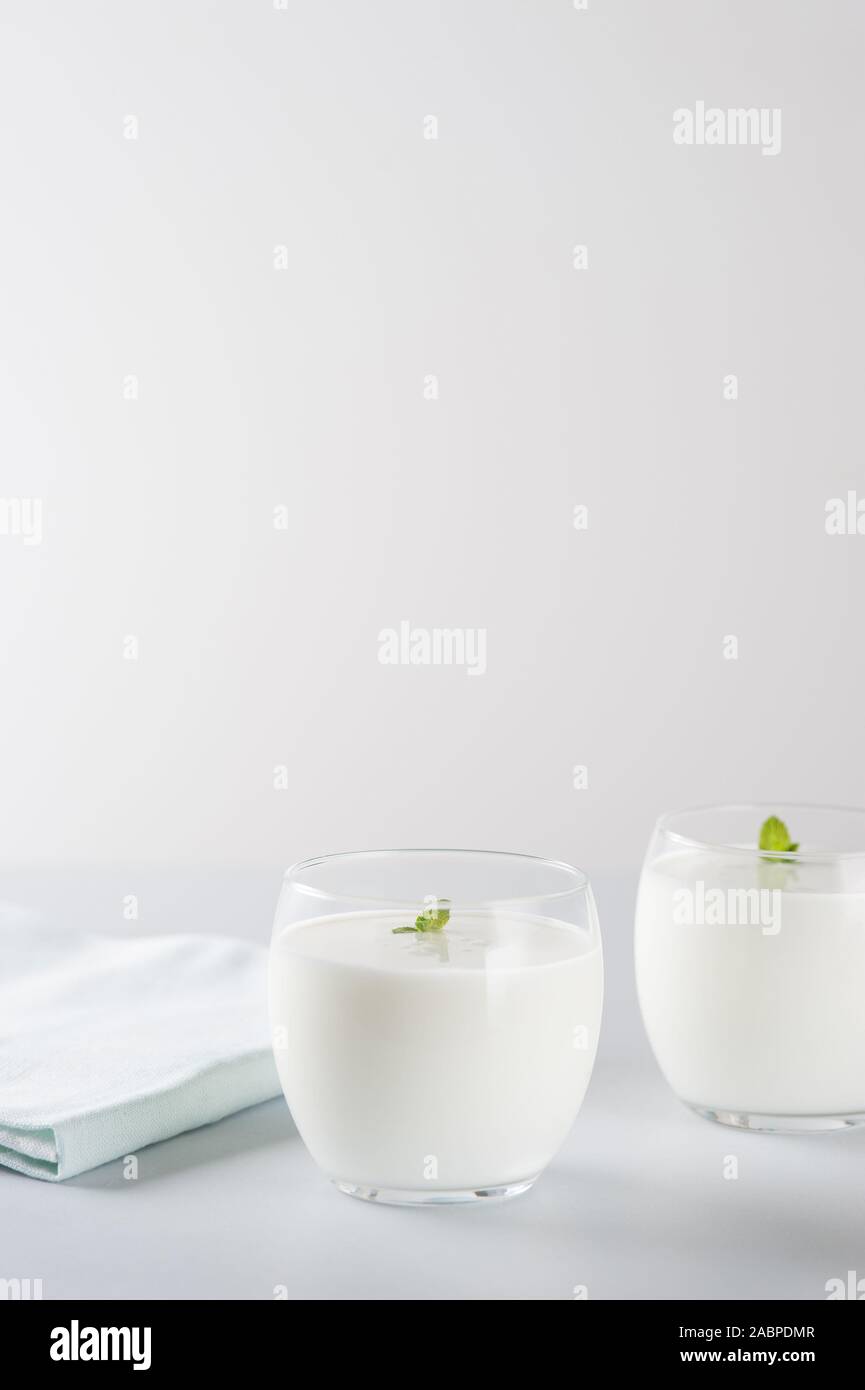 Le kéfir de lait probiotique bio verre ou du yogourt dans deux verres . Produits laitiers fermentés boire. Image avec copie espace,orientation verticale. Banque D'Images