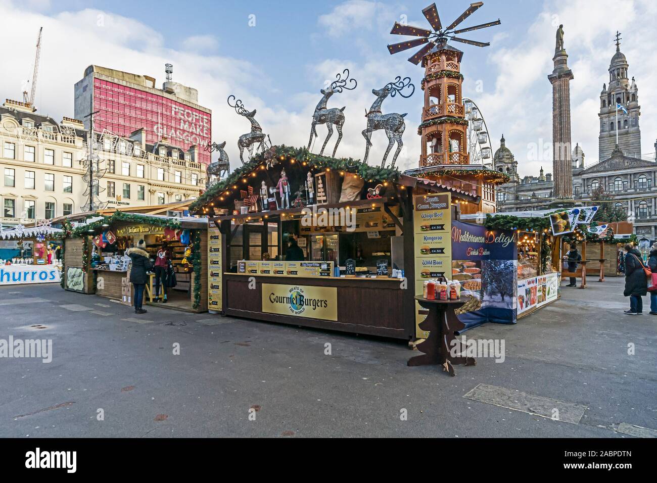 Marché de Noël 2019 de Glasgow à George Square Glasgow Ecosse avec des stands et des hamburgers gastronomiques Banque D'Images