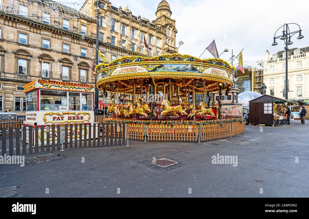 Carousel ride at Glasgow Marché de Noël 2019 à George Square Glasgow Ecosse avec des stands Banque D'Images