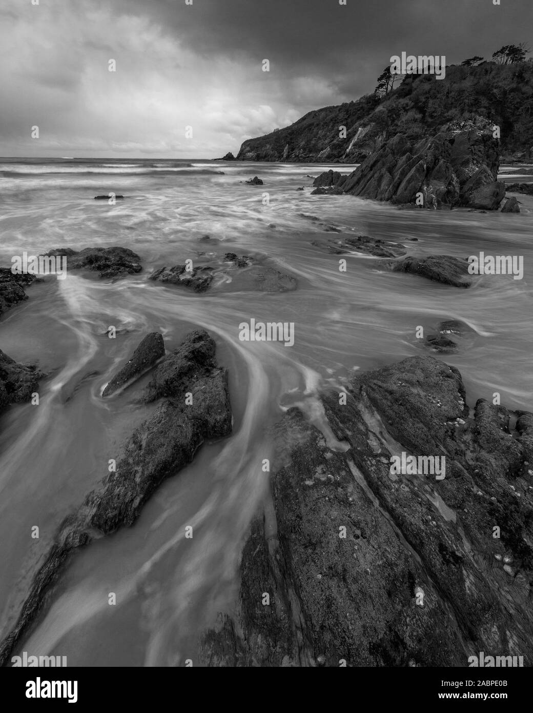 Lavage de marée dans autour de roches sur Mothecombe beach Banque D'Images