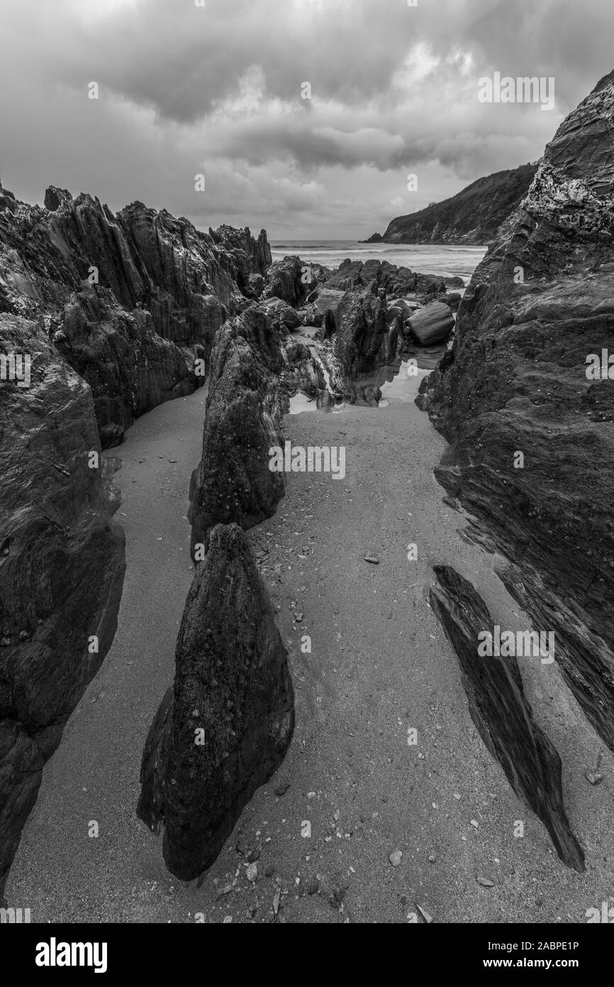 Lavage de marée dans autour de roches sur Mothecombe beach Banque D'Images