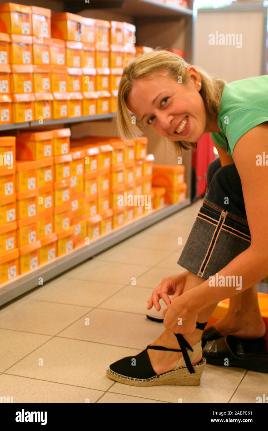 Frau beim Shopping Banque D'Images