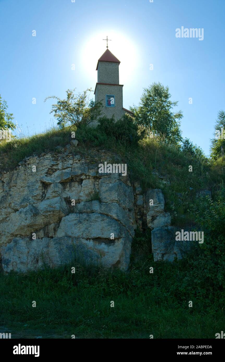 Chapelle dans le halo sur le rocher en Raciszyn, Pologne Banque D'Images