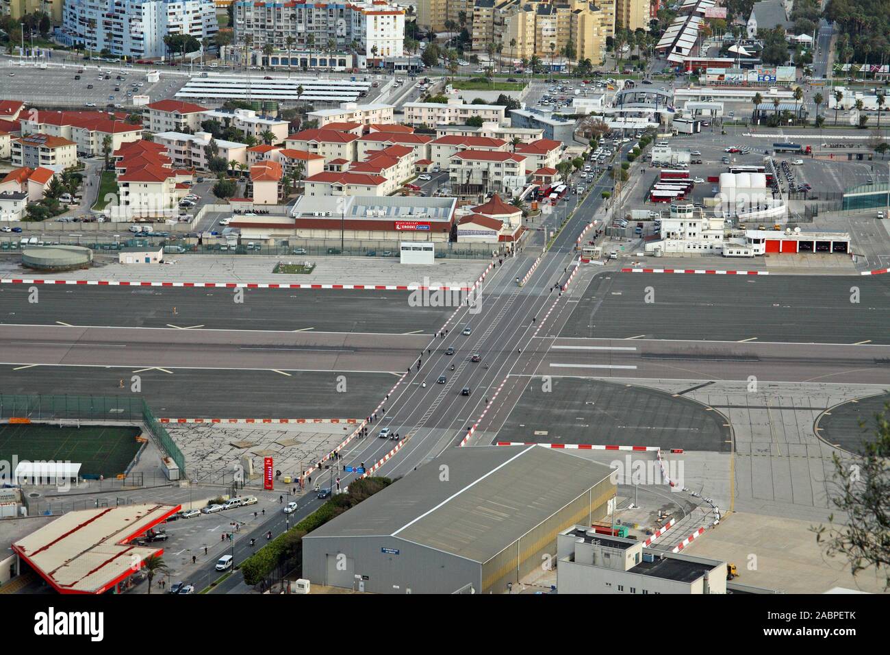 Vue de l'Avenue Winston Churchill traversant la piste à l'aéroport de Gibraltar, avec la frontière espagnole et de La Linea de la Concepcion dans l'arrière-plan Banque D'Images
