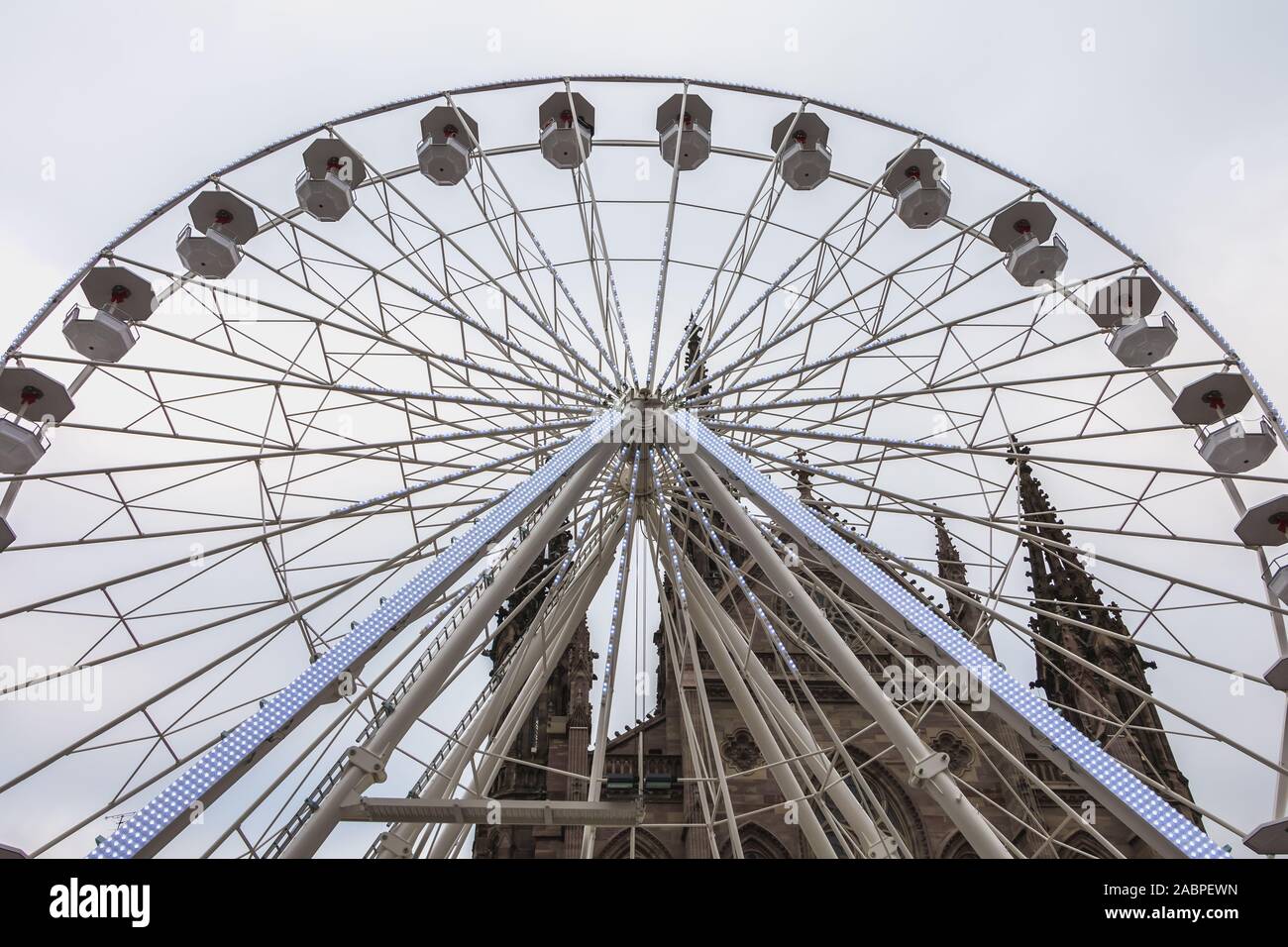 Mulhouse, France - 23 décembre 2017 : détail de la grande roue sur la