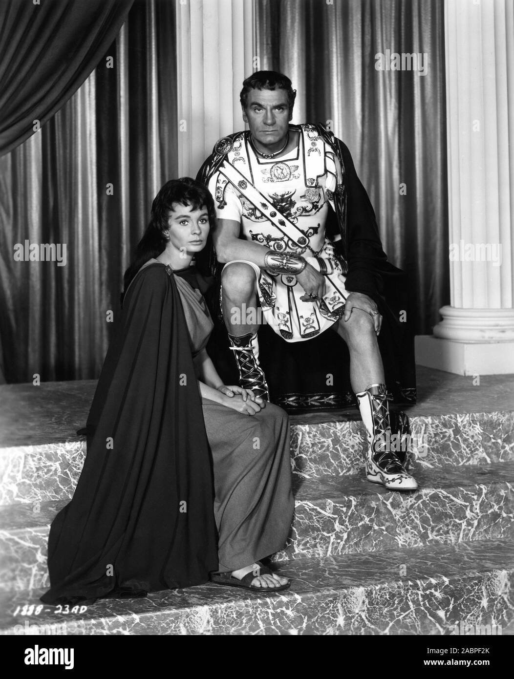 JEAN SIMMONS comme Varinia et Laurence Olivier comme Crassus posés Portrait publicitaire pour SPARTACUS 1960 réalisateur Stanley Kubrick roman Howard Fast scénario Dalton Trumbo producteur exécutif Kirk Douglas Bryna productions / Universal Pictures Banque D'Images