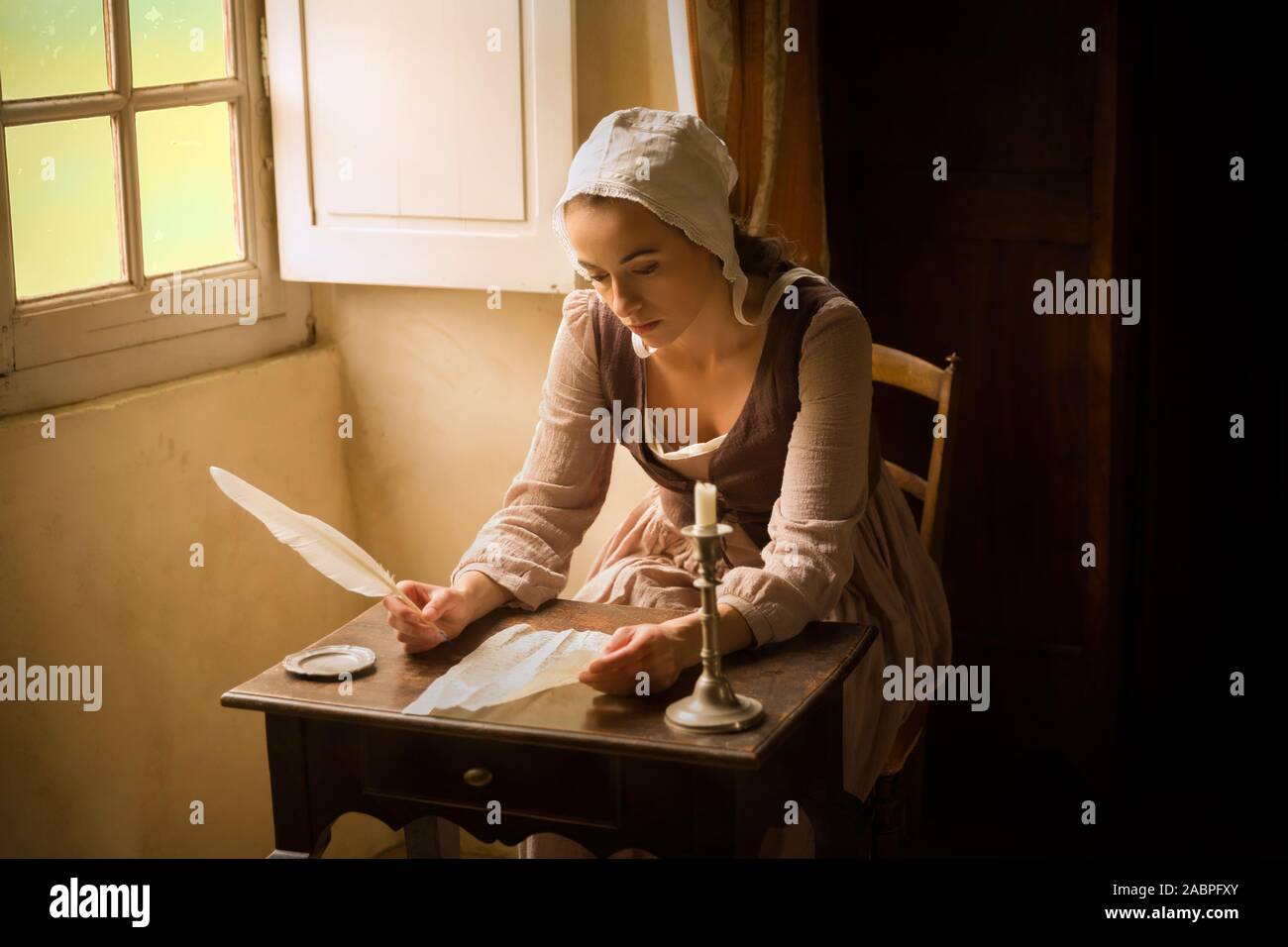 Style Vermeer portrait d'une jeune femme en costume renaissance écrit une lettre avec une plume quill Banque D'Images