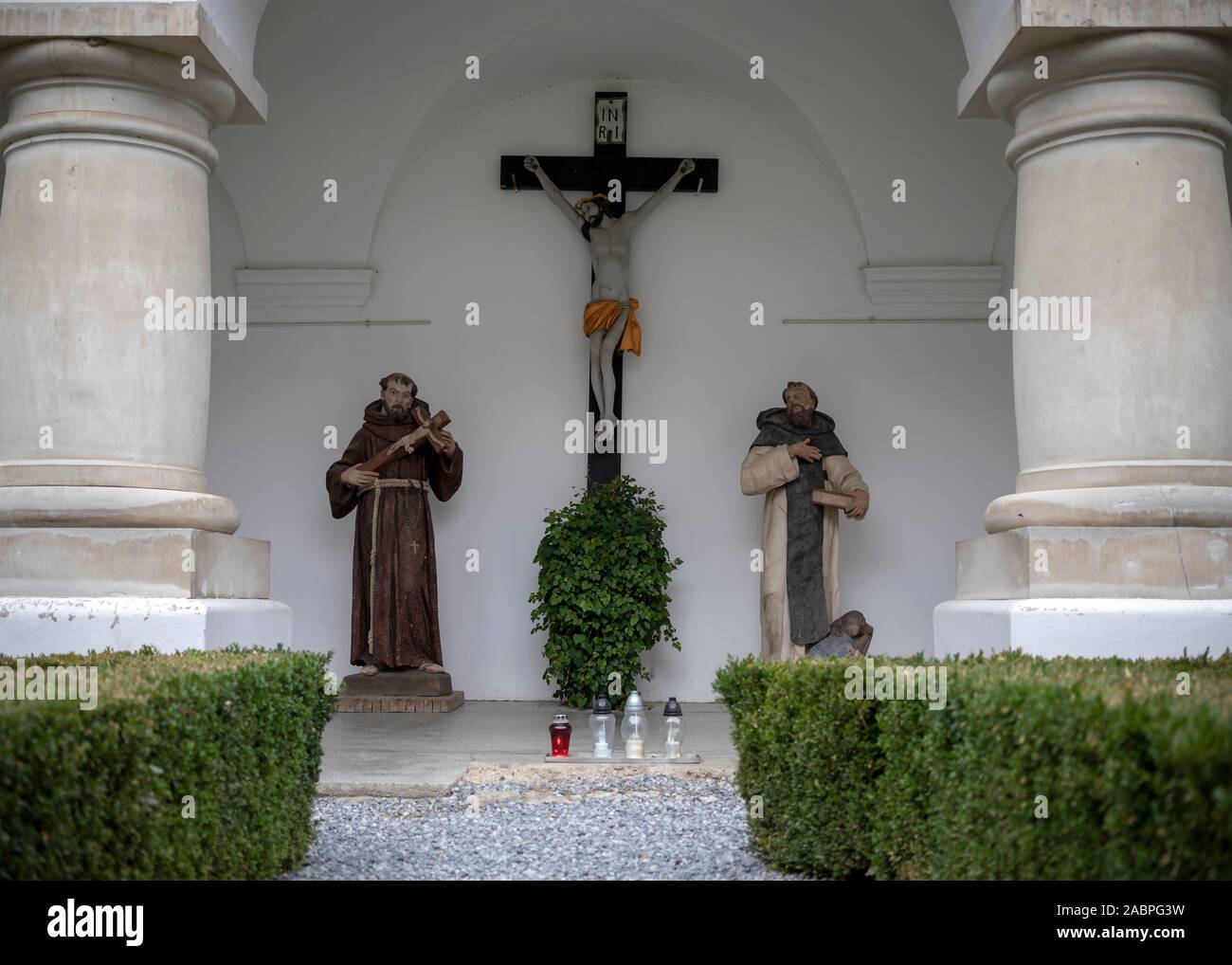 Croatie - statues de saints autour de Jésus Crucifixion figure dans le monastère franciscain de la Sainte Trinité à Slavonski Brod Banque D'Images