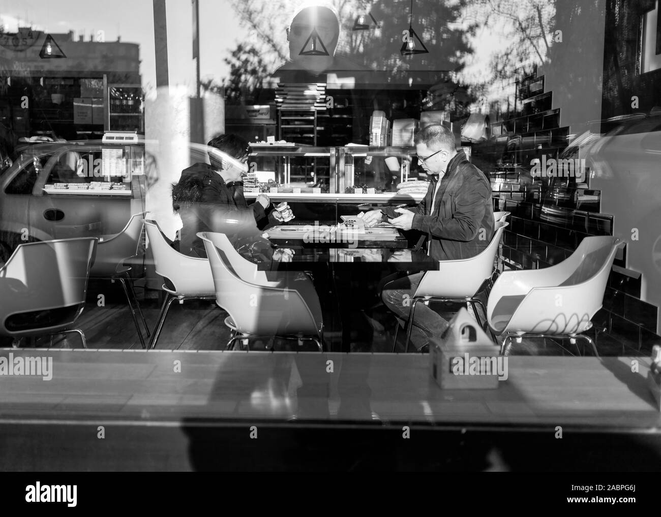 Belgrade, Serbie, May 26, 2019 : un aperçu d'un snack-bar avec un couple ayant un repas (B&W) Banque D'Images