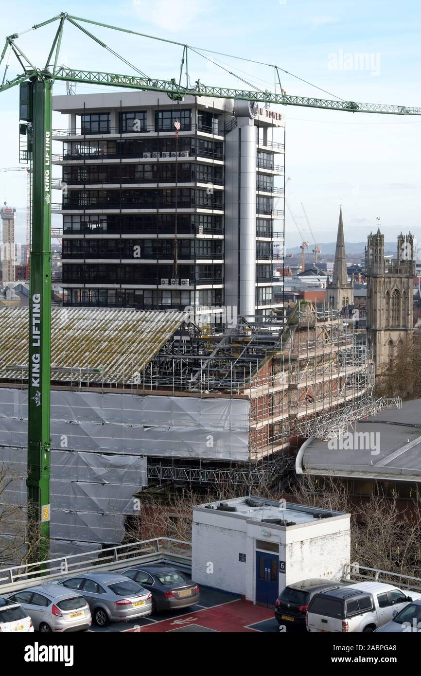 Novembre 2019 - Construction grue à tour mobile au travail à Bristol le remplacement du toit du Colston Hall Banque D'Images