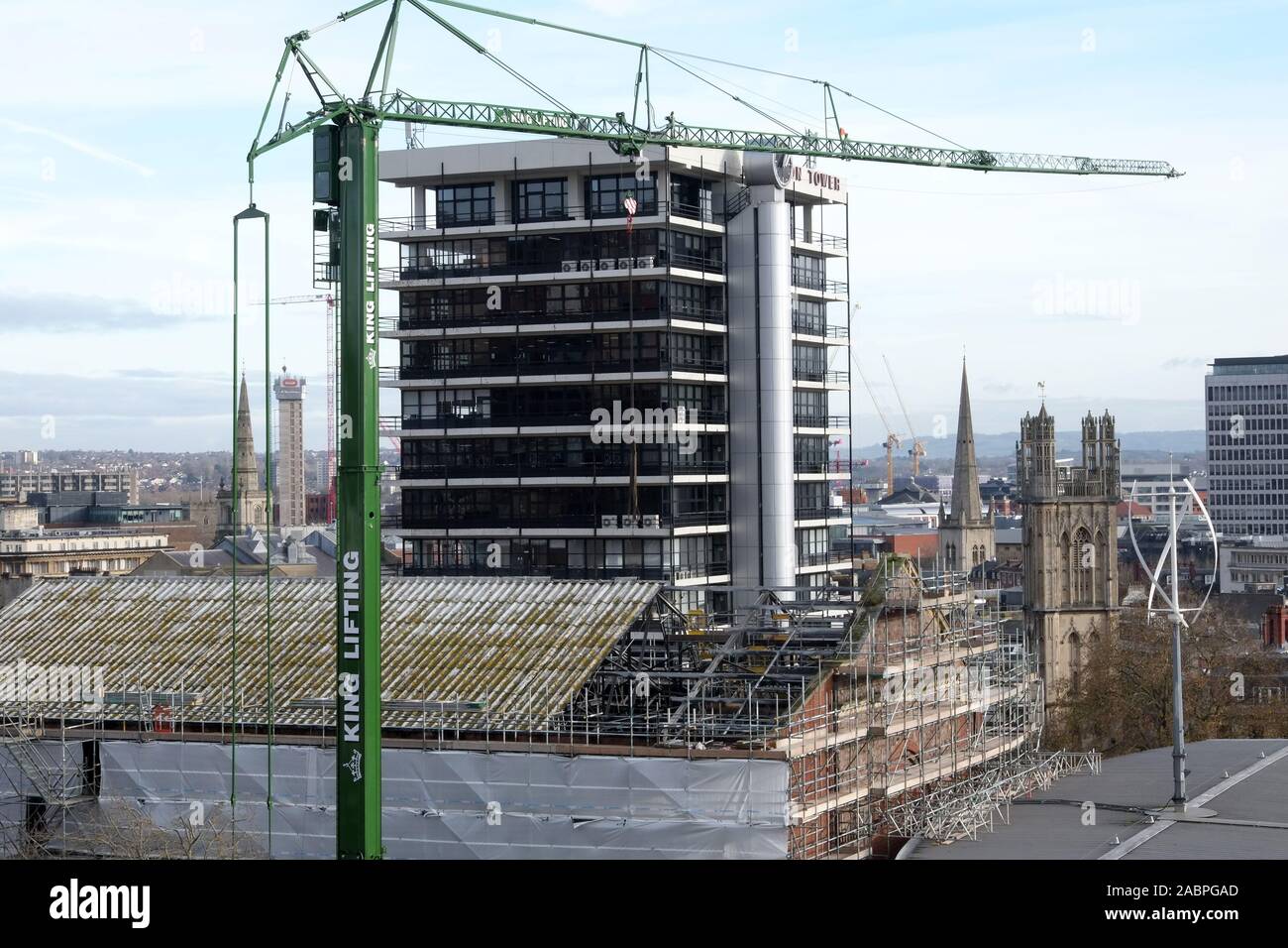 Novembre 2019 - Construction grue à tour mobile au travail à Bristol le remplacement du toit du Colston Hall Banque D'Images