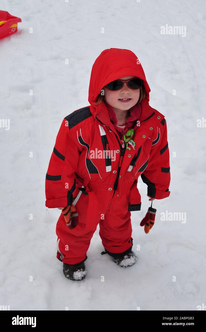 Petite fille 3 ans en combinaison de ski sur la neige Savoie France Photo  Stock - Alamy