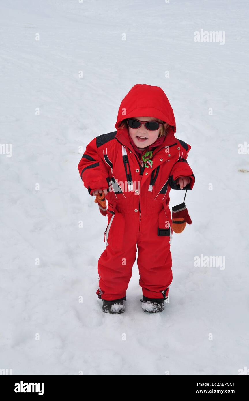 Petite fille 3 ans en combinaison de ski sur la neige Savoie France Photo  Stock - Alamy