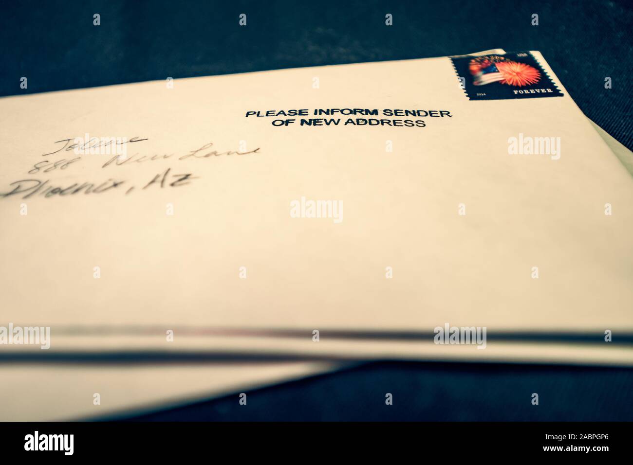 Enveloppe blanche avec changement d'adresse postale Banque D'Images