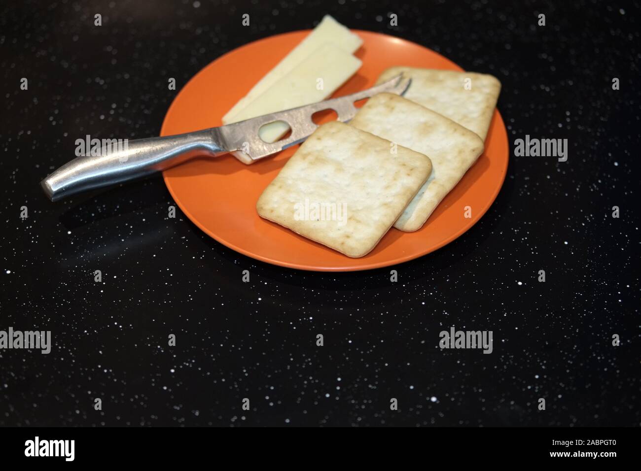Novembre 2019 - Cream crackers et du fromage cheddar sur une plaque d'orage pour le souper Banque D'Images