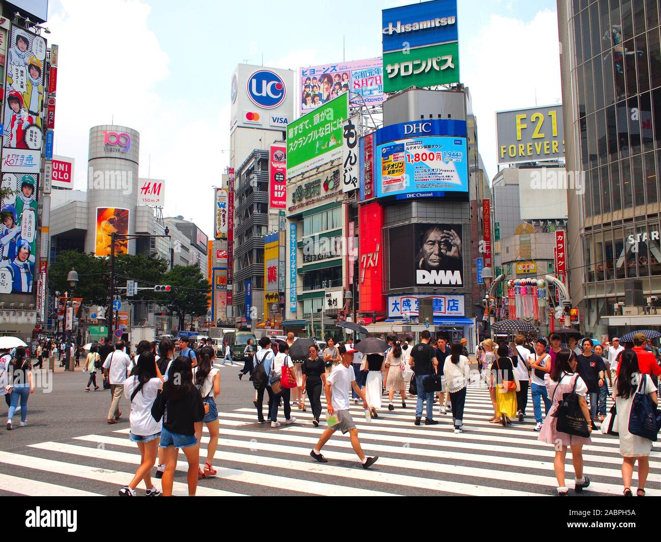 SHIBUYA, TOKYO, JAPON - 2 août 2019 : croisement de Shibuya avec beaucoup de piétons. Le croisement de Shibuya est une destination touristique populaire. Banque D'Images