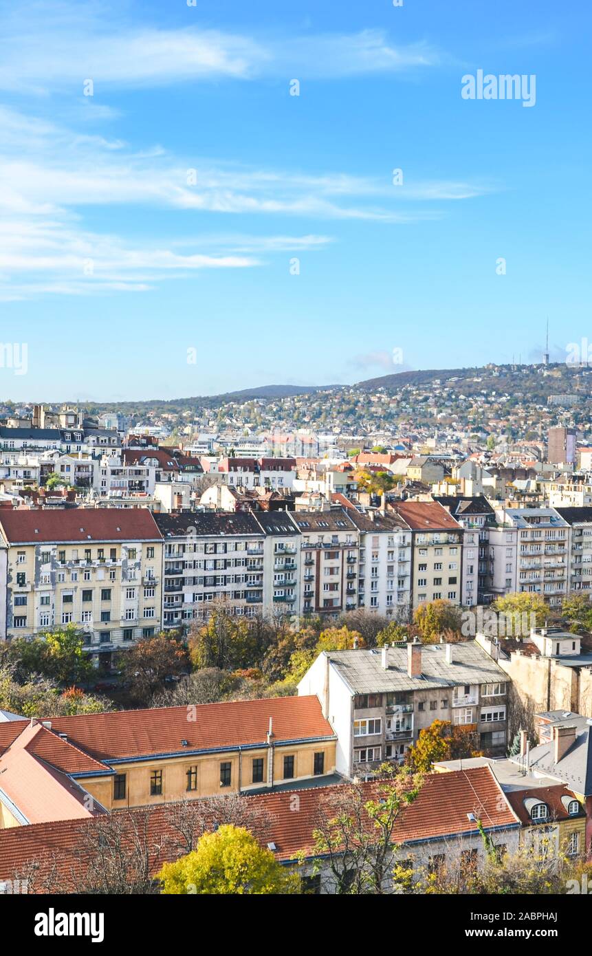 Paysage urbain de la capitale hongroise Budapest. Bâtiments historiques ainsi que l'architecture communiste et socialiste bloc d'appartements. La ville hongroise d'horizon. Villes d'Europe. Banque D'Images