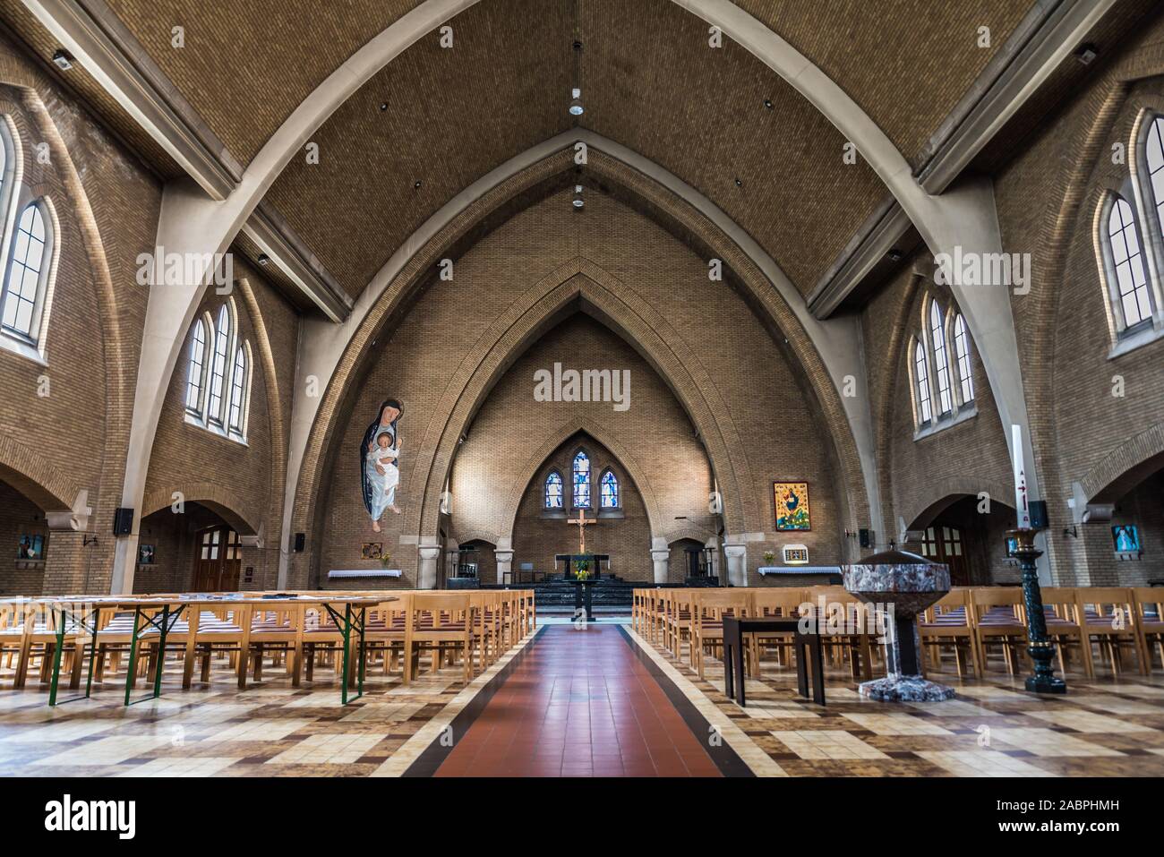 Bruxelles/ Belgique - 07 03 2019 - intérieur de l'église catholique du Sacré-cœur avec l'architecture symétrique moderne Banque D'Images