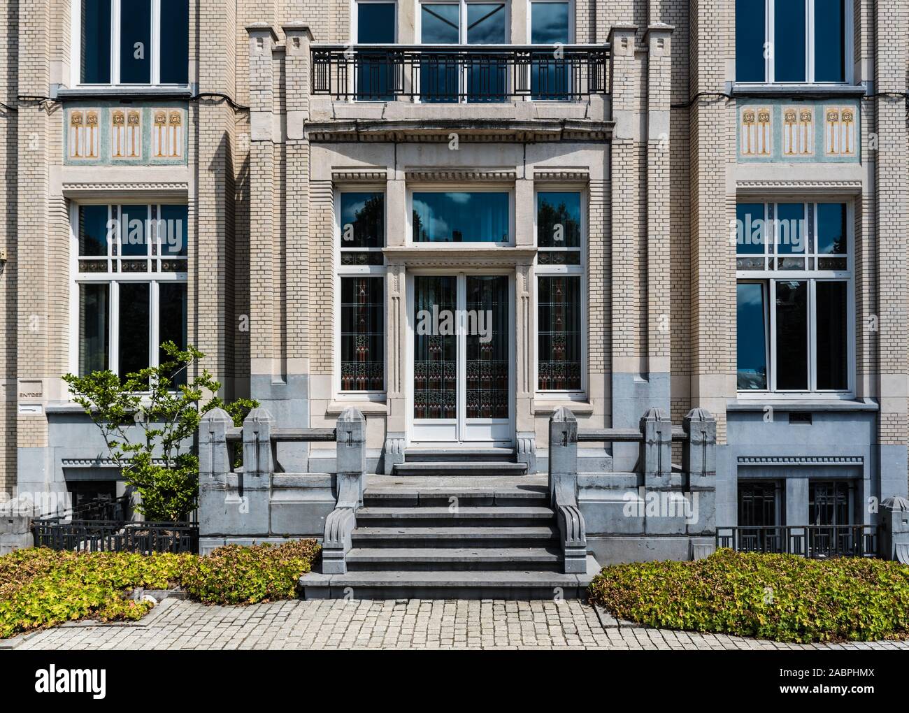 Bruxelles/ Belgique - 07 03 2019 : art nouveau avec façade symétrique 800 sgraffites, domine la décoration et petites tuiles Banque D'Images