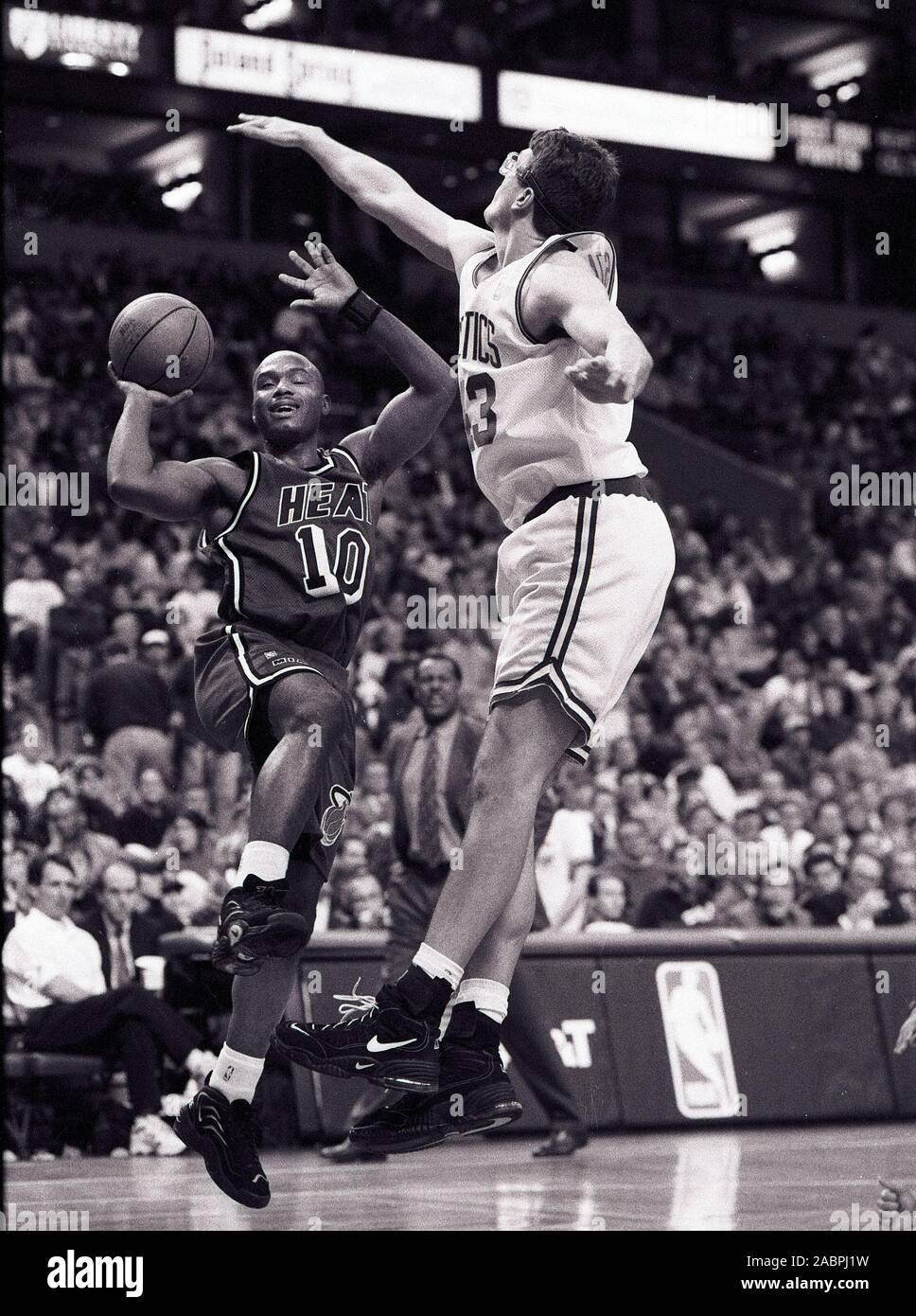 Miami Heat # 10 Tim Hardaway sur sa façon de score sur Boston Celtic Brett Szabo en action de jeu de basket-ball au Fleet Center de Boston MA USA Feb 2, 1997 Photo de bill belknap Banque D'Images