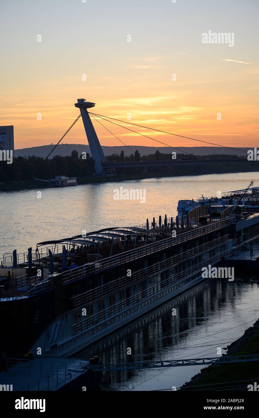 Bratislava, Slovaquie. 2019/10/21. Le SNP pont enjambant le fleuve Danube à Bratislava. SNP est une abréviation de Soulèvement national slovaque. Banque D'Images