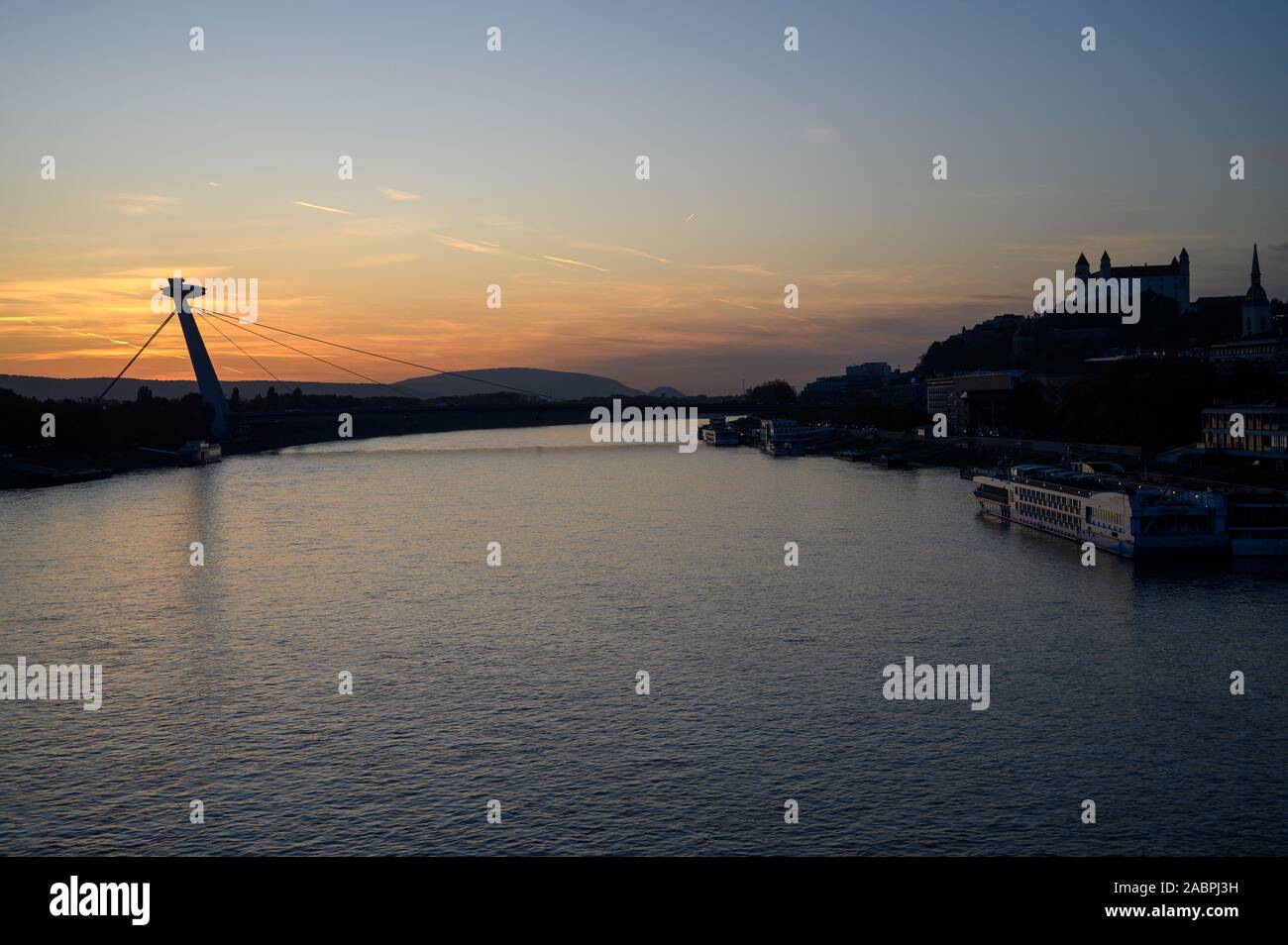 Bratislava, Slovaquie. 2019/10/21. Le SNP pont enjambant le fleuve Danube à Bratislava. SNP est une abréviation de Soulèvement national slovaque. Banque D'Images