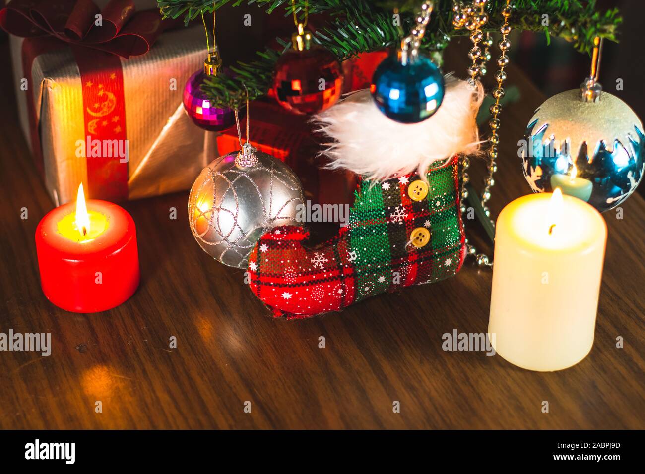 Décorations de Noël et des ornements sous un arbre de Noël autour des vacances. Célébration festive. Banque D'Images