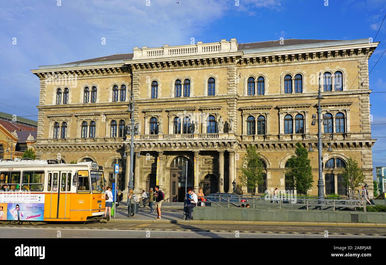 BUDAPEST, HONGRIE -28 mai 2019- Vue d'un tramway jaune sur la rue au centre-ville de Budapest, Hongrie. Banque D'Images