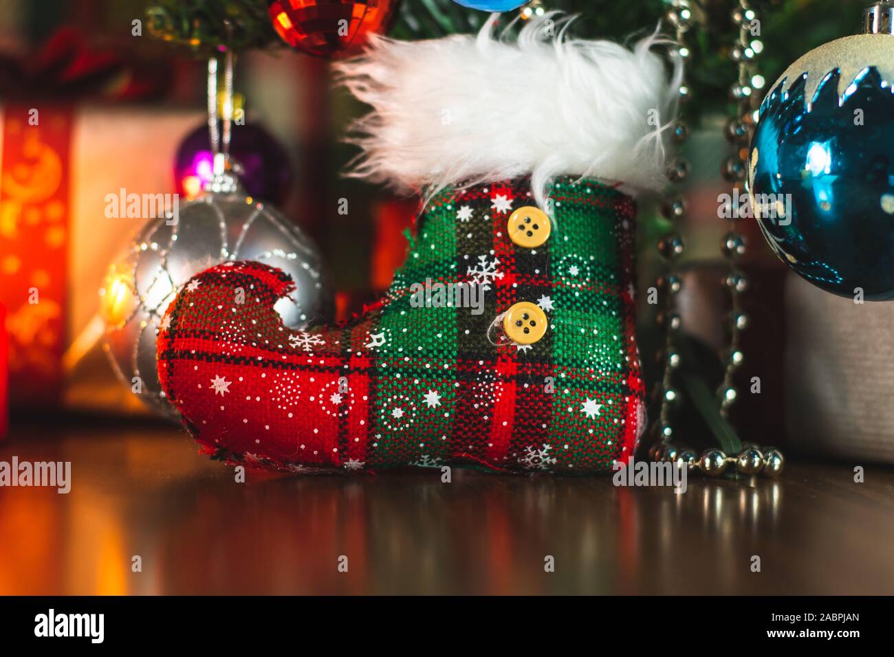 Décorations de Noël et des ornements sous un arbre de Noël autour des vacances. Célébration festive. Banque D'Images