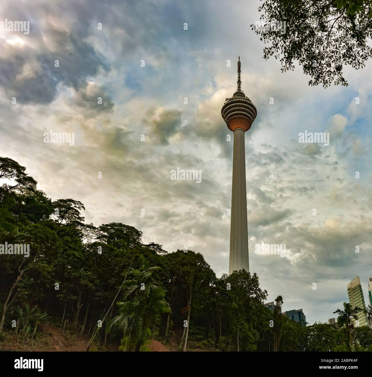 Kuala Lumpur, Malaisie. 25 avril 2018 : Menara KL Tower au coucher du soleil à partir de ci-dessous. La tour de télécommunications, également connu comme l'observatoire lunaire islamique Banque D'Images