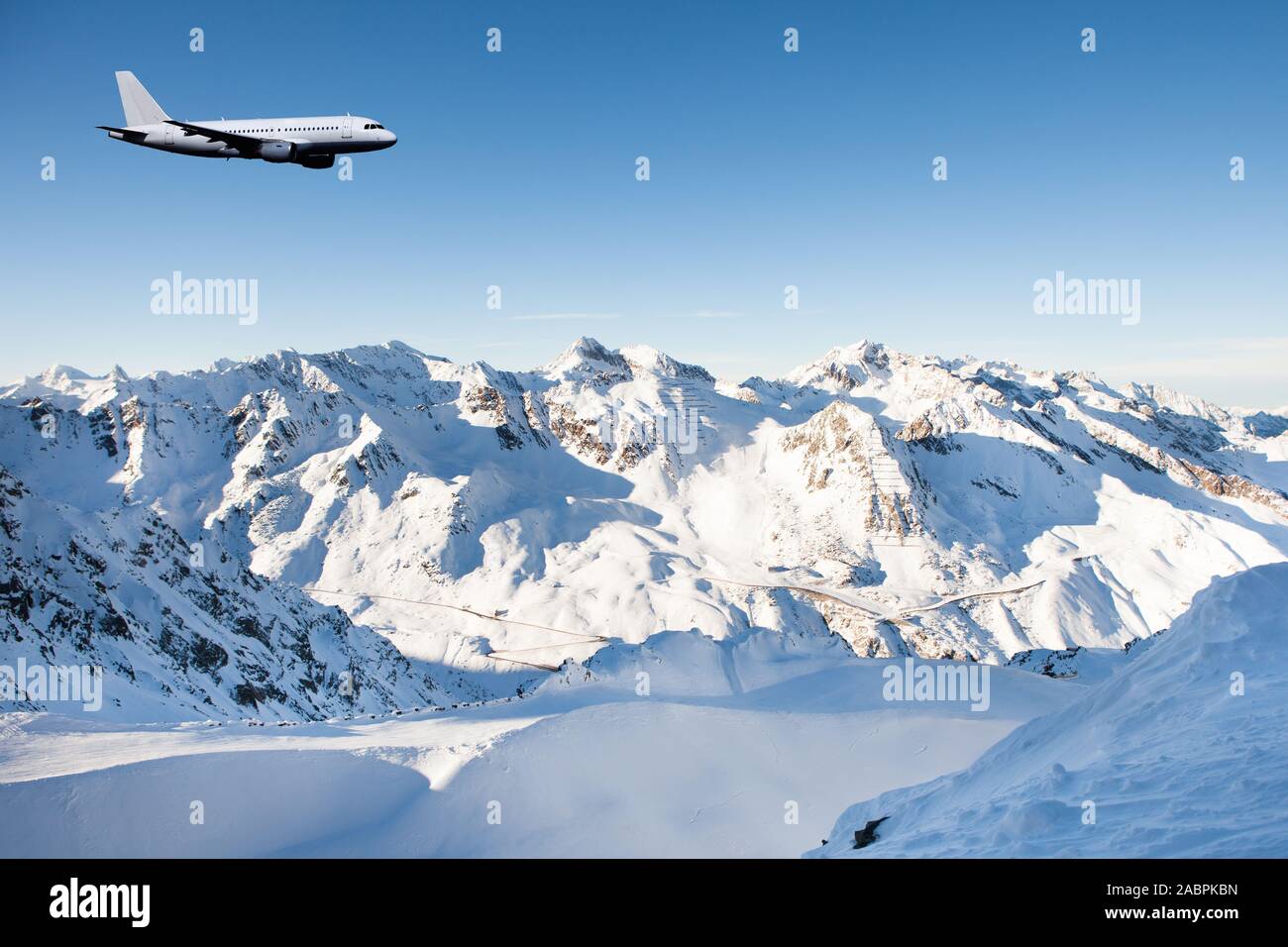 Belle vue de vol d'un avion au ciel clair à l'encontre de montagnes aux sommets enneigés à Sölden Banque D'Images
