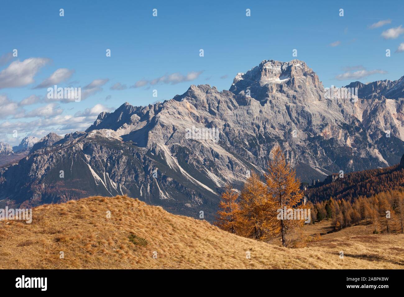 Large vue sur le mont Cristallo dans les Dolomites, à l'automne Banque D'Images