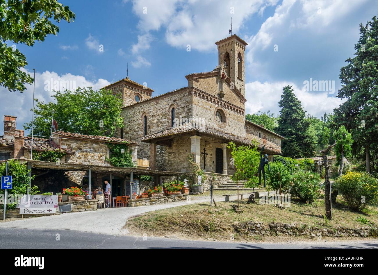 L'ancienne église médiévale de San Miniato Sicelle avec un aspect néo-gothique à Castellina in Chianti, dans la région rurale de Chianti, province du sien Banque D'Images