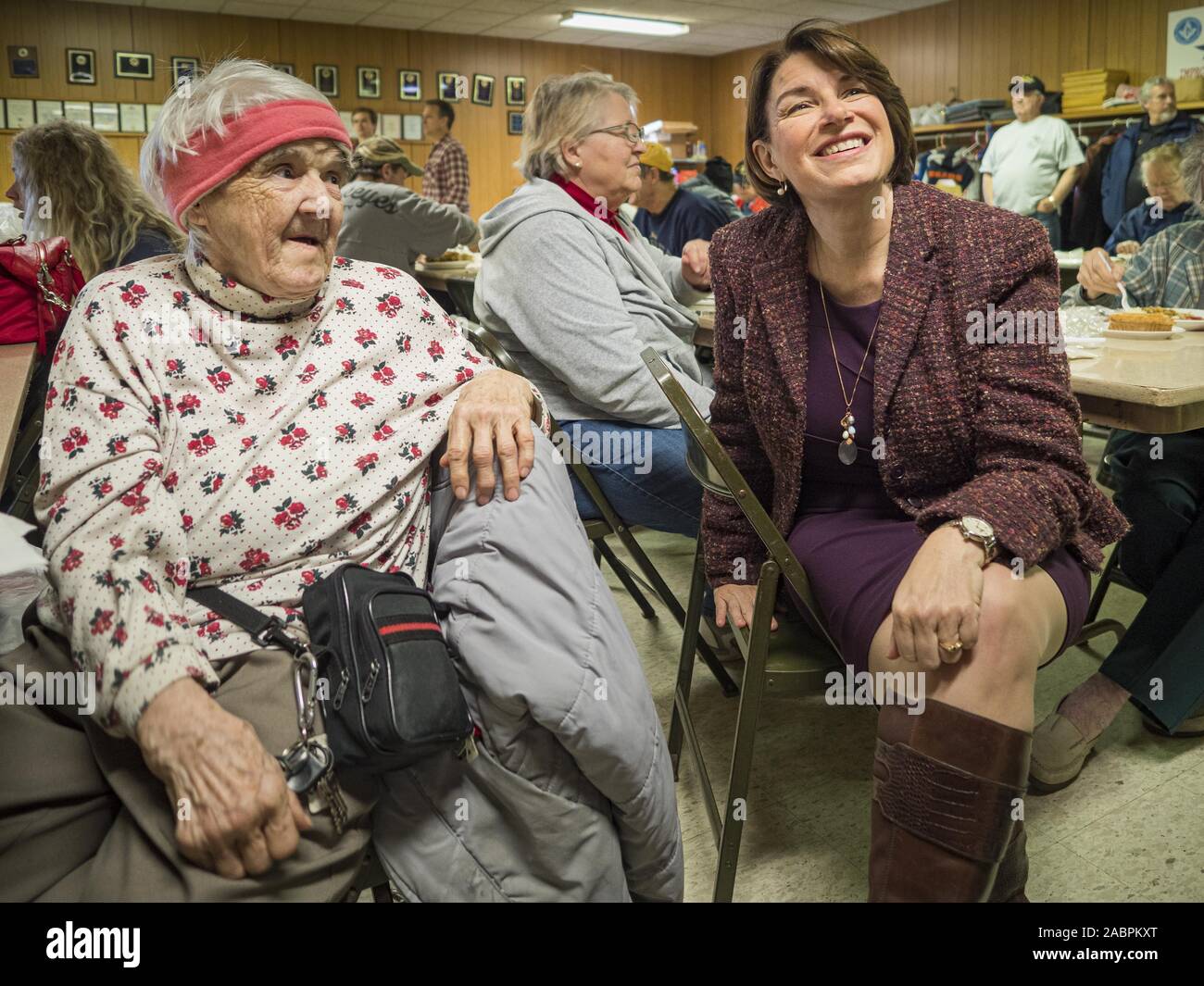 Des Moines, Iowa, USA. 28 Nov, 2019. Le sénateur américain Amy Klobuchar (D-MN), droite, parle à WYLINE GARDNER, de Des Moines, au sud Des Moines Community Centre. Klobuchar Sen a servi de repas de l'action de l'homme au centre. Klobuchar Sen fait campagne pour être le candidat démocrate pour la présidence des États-Unis. L'Iowa détient la première épreuve de sélection de l'élection présidentielle. Le caucus de l'Iowa sont 3 Février, 2020. Crédit : Jack Kurtz/ZUMA/Alamy Fil Live News Banque D'Images