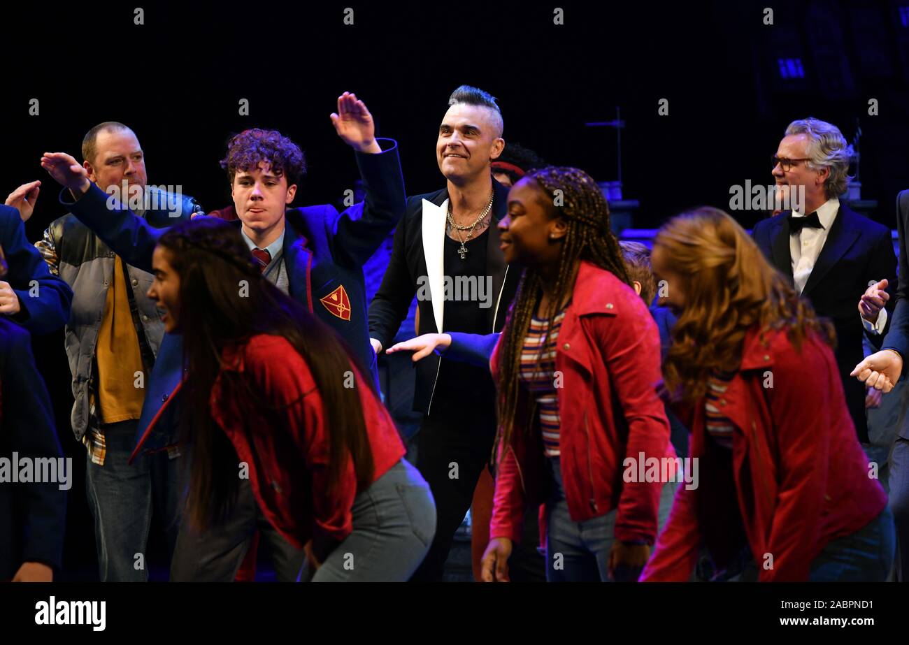 Robbie Williams rejoint le cast sur scène pour le rappel de la soirée d'ouverture de la production de 'RSC Le garçon dans la robe' au Royal Shakespeare Theatre, Stratford-upon-Avon, Angleterre, Royaume-Uni. 28 novembre 2019. Crédit : Simon Hadley/ Alamy Live News Banque D'Images