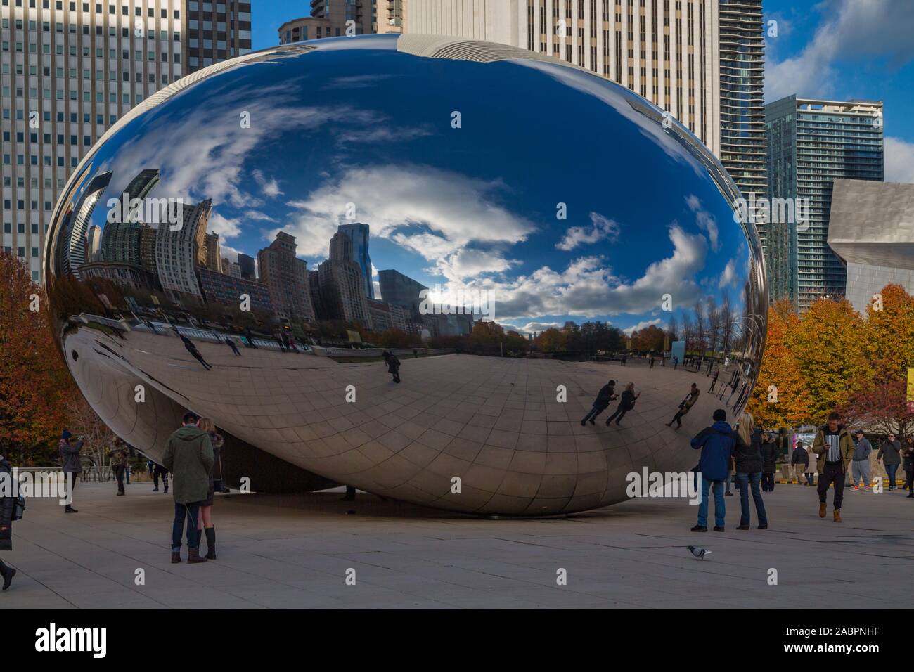 Cloud Gate (le haricot) au Millennium Park avec vue sur Chicago en arrière-plan avec vue sur la lumière du jour. Banque D'Images