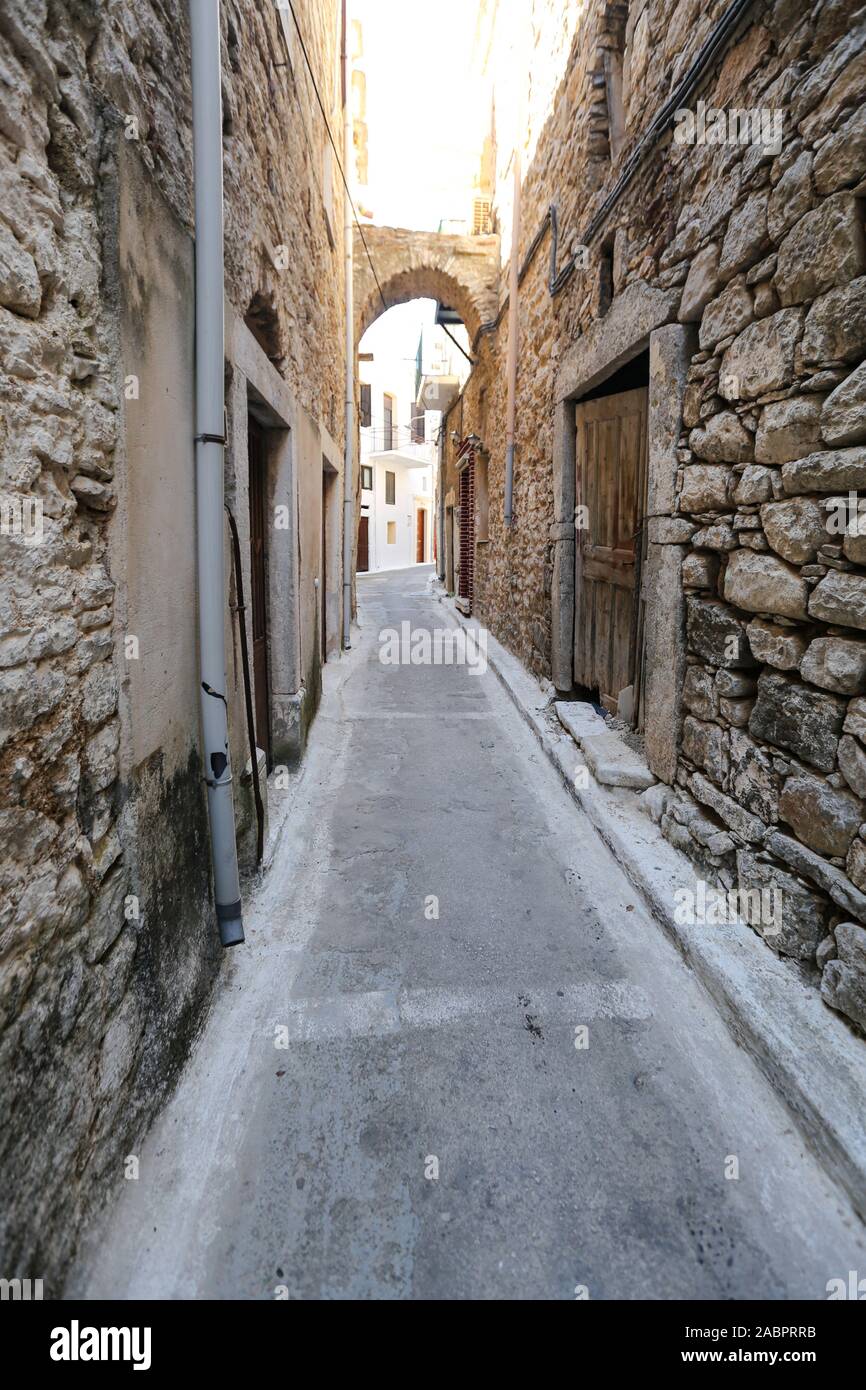 Rue traditionnelle dans le village de Pyrgi, l'île de Chios, Grèce Banque D'Images