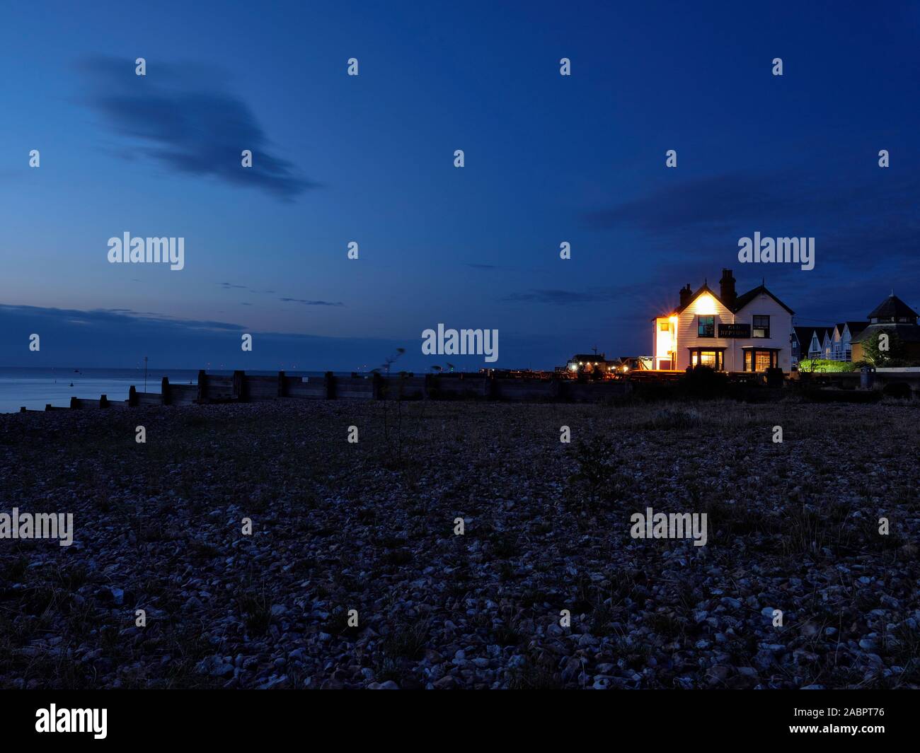 La vieille maison publique Neptune au crépuscule Whitstable Kent UK Banque D'Images