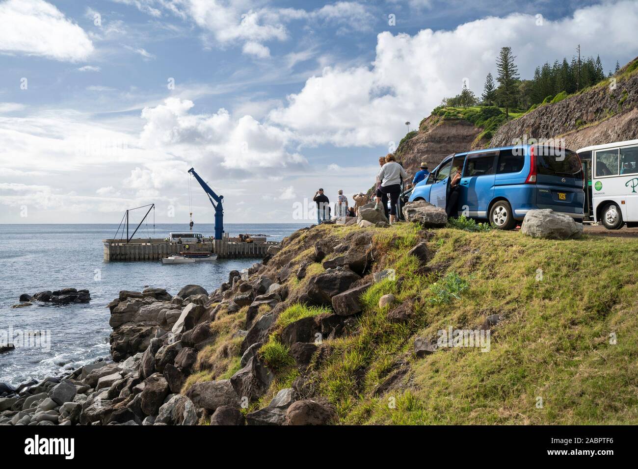 Les touristes à Cascade Bay regardant le déchargement du navire portant le mois de fournitures pour le 1700 ou ainsi Norfolk insulaires. Banque D'Images