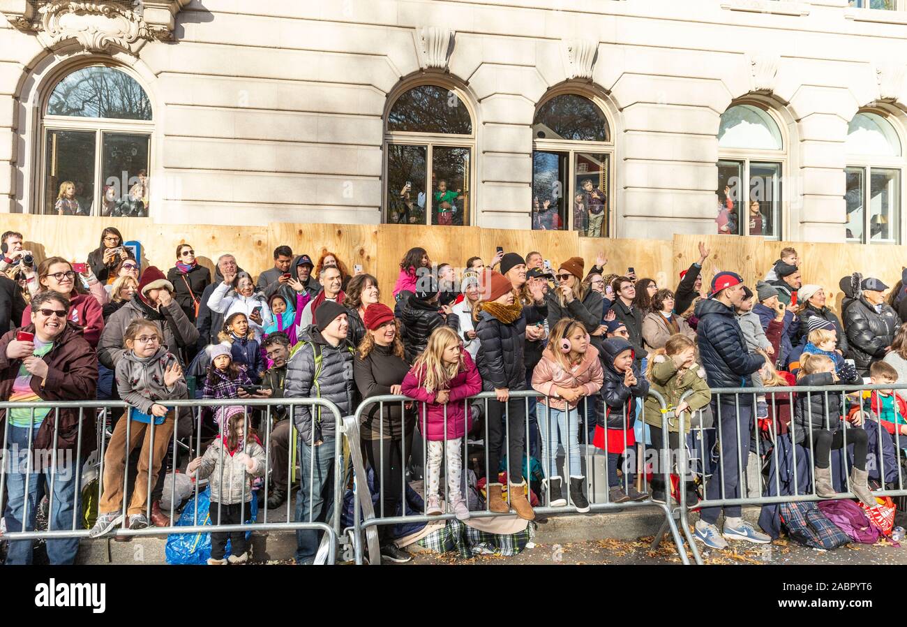 New York, NY - 28 novembre 2019 : Les spectateurs regardant 93e rapport annuel de Macy's Thanksgiving Day Parade seul Central Park West Banque D'Images